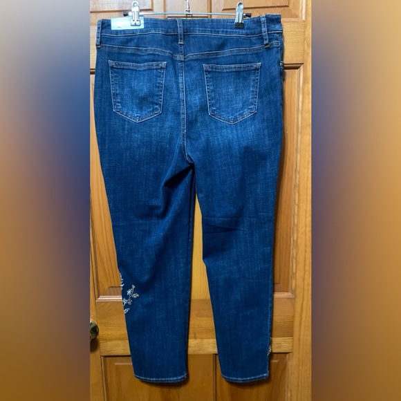 NWT Chico’s Embroidered Embellished Ankle Jeans - Picture 5 of 9